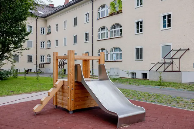 Bereits im Jahr 2025 hat die Stadt Salzburg im historischen Lehener Vierkant 28 neue Wohnungen im Dachgeschoß der Wohnanlage fertiggestellt und den Bewohnerinnen und Bewohnern übergeben. Ein Jahr später wurde nun auch der neu gestaltete Innenhof fertiggestellt. | Foto: Stadt Salzburg/Wildbild