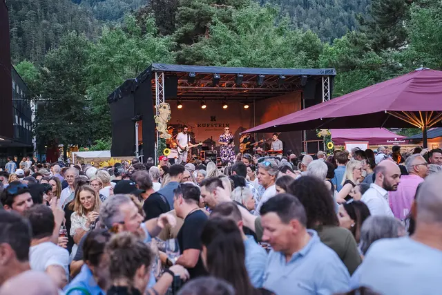 Musikerin Lisa Mauracher sorgte gemeinsam mit ihrer Band am Freitagabend beim Weinfest für beste Stimmung.  | Foto: Niklas Krumschnabel