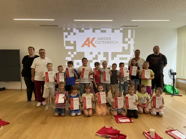 Mit Feuereifer arbeiteten die Kids an ihren digitalen Filmprojekten und hatten bei der „Zeugnisverteilung“ prominenten Besuch von AK-Vize-Präsident Horst Pammer (hinten 2. v.r. im Bild). Dass auch der Spaß dabei nicht zu kurz kam, dafür sorgten der Wr. Neustädter-AK-Chef Gerald Pahr (hinten 2. v. l.  im Bild) mit seinem Team und die Trainer Patrick und Phillipp Thalhammer (1. v. r. im Bild). | Foto: Foto: AK Niederösterreich