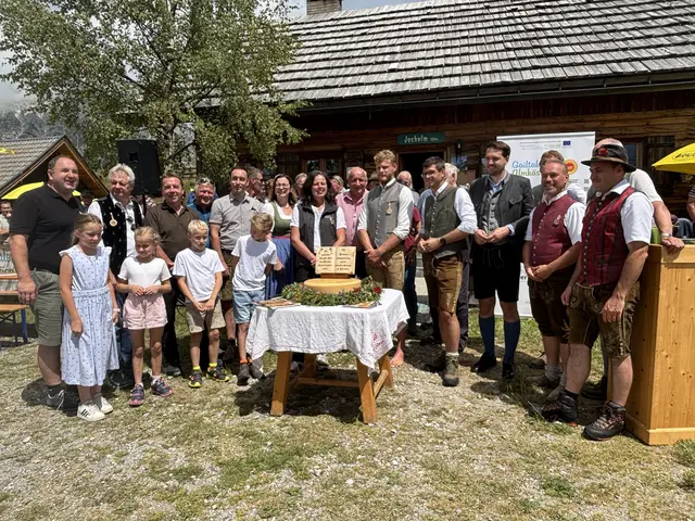 Ein besonderer Moment auf der Reisacher Jochalm: Der offizielle Anschnitt des Gailtaler Almkäses g.U. mit den Ehrengästen. | Foto: MeinBezirk/Carmen Rienzner