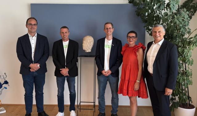 V.l.: Klemens Spinger (Obmann Verein der Partnerfirmen des SCCH), Markus Manz (Geschäftsführer SCCH), Rick Rabiser (Wissenschaftlicher Geschäftsführer SCCH), Christiane Tusek (Vizerektorin Johannes Kepler Universität), Wilfried Enzenhofer Geschäftsführer Upper Austrian Research GmbH). | Foto: UAR