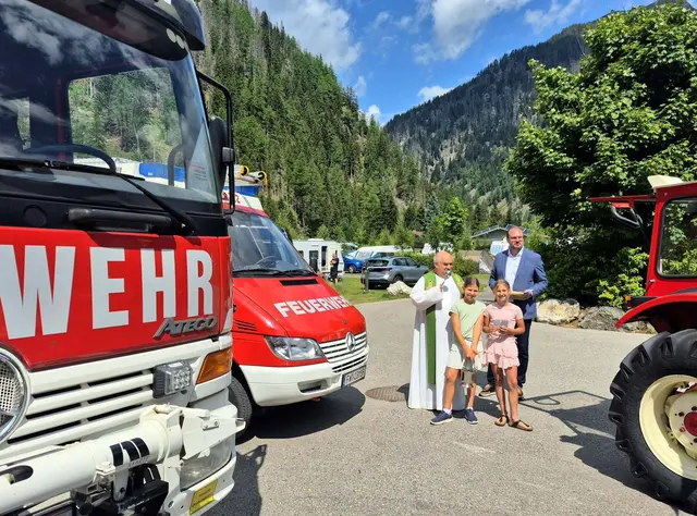 Bei seiner letzten Messe segnete Dechant Johannes Pichler noch zahlreiche Fahrzeuge. | Foto: Gemeinde Mallnitz/HP