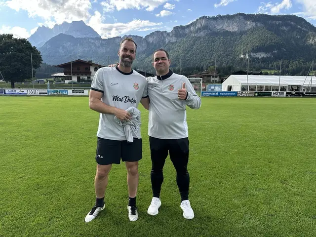 Torwarttrainer Manuel Almunia und Cheftrainer André Jardine von Shabab Al Ahli beim Testspiel gegen den SK St. Johann. | Foto: Schilling
