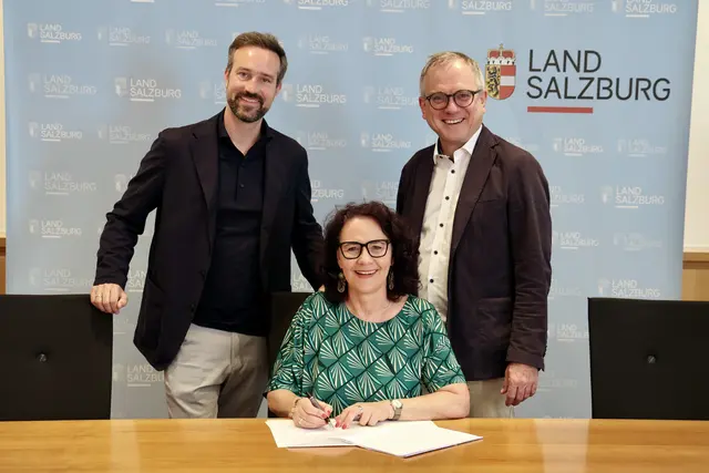Das Land Salzburg kauft ein Grundstück für einen Besucherparkplatz in der Antheringer Au. LHF-Stv. Stefan Schnöll (links), Landesrätin Daniela Gutschi (Mitte) und Markus Graggaber (Leiter der Abteilung 5) unterzeichnen den Kaufvertrag. | Foto: Land Salzburg/Franz Neumayr