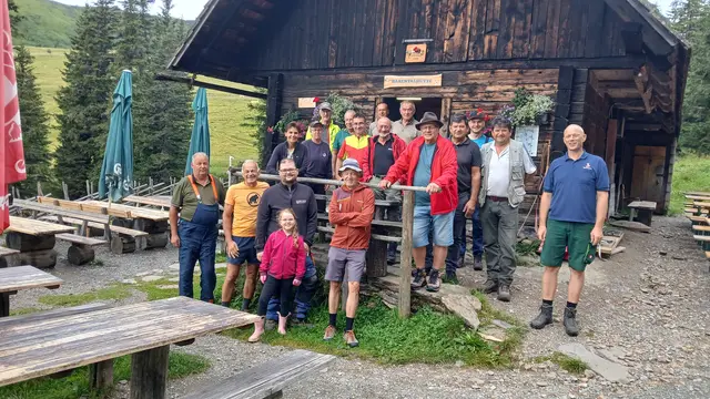 Almputztag im Bezirk Deutschlandsberg: 20 Freiwillige haben die Hochalm-Bärntal von Stauden, Sträuchern, Farnen und unerwünschtem Gestrüpp befreit. | Foto: LWK Steiermark