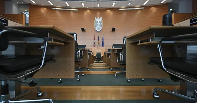 Aus alt wird neu: Das Leder der ehemaligen Landtagssessel erhält als Taschen und Accessoires ein zweites Leben.
 | Foto: NLK/Filzwieser