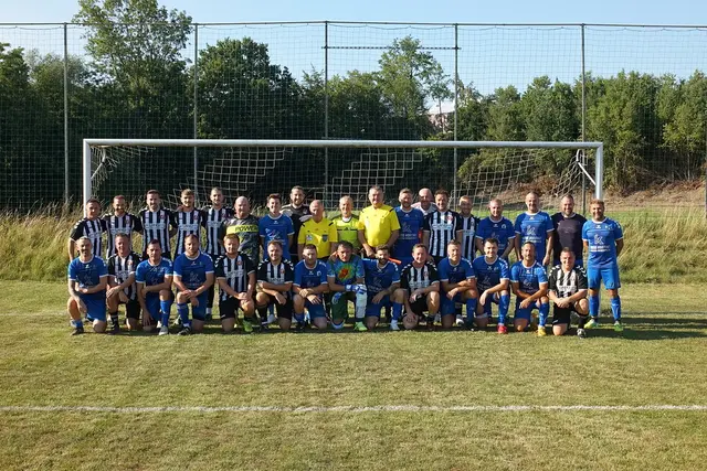 Zwei Mannschaften, bestehend aus ehemaligen Unterhaus-Kickern, spielten in Ort im Innkreis zwei Mal 30 Minuten gegeneinander, um anschließend gemeinsam zu feiern. | Foto: Ranseder/UH-Legenden