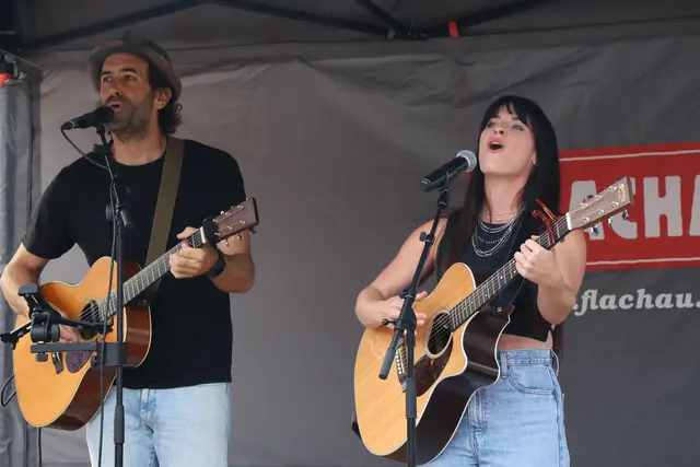 Sängerin Verena Wagner verzauberte mit ihrer gefühlvollen Stimme und Livemusik von Kurt Seppele das Straßenfest in der Unterberggasse in Flachau. | Foto: Agnes Etzer