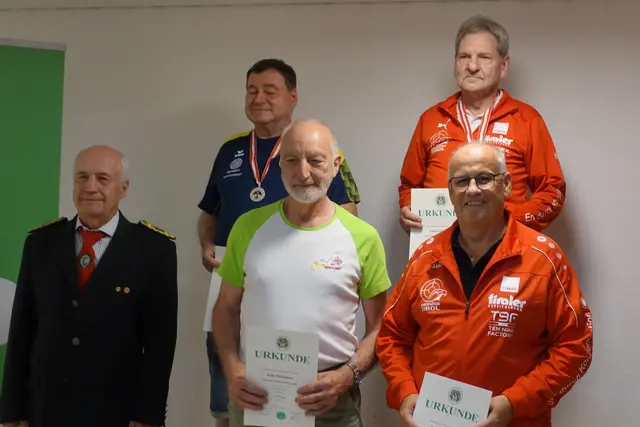 Hans-Hermann Auer (vorne rechts) belegte in der Klasse Senioren 2 den fünften Platz