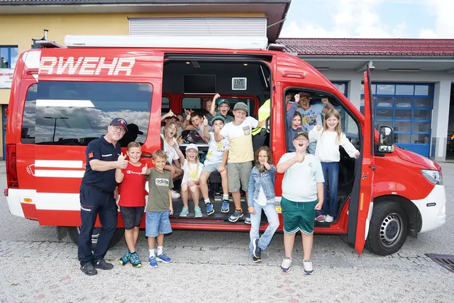 Kommandant Andreas Reifetshammer (l.) mit den Schüler:innen.  | Foto: Marktgemeinde Frankenburg