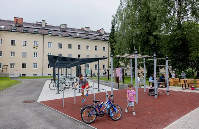 Bereits im Jahr 2025 hat die Stadt Salzburg im historischen Lehener Vierkant 28 neue Wohnungen im Dachgeschoß der Wohnanlage fertiggestellt und den Bewohnerinnen und Bewohnern übergeben. Ein Jahr später wurde nun auch der neu gestaltete Innenhof fertiggestellt. | Foto: Stadt Salzburg/Wildbild