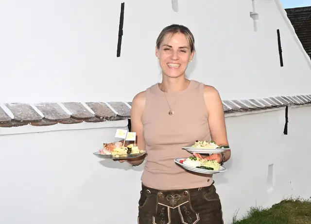 Nadine Schüller serviert kulinarische Köstlichkeiten | Foto: Herbert Schleich