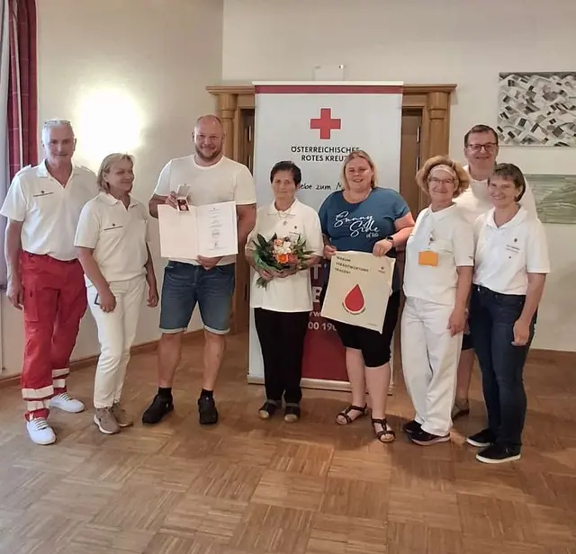 Johann Hölzl, Florian Thaler, Martha Altman, GfGR Sandra Krecek, Hermann Bachtrog und GfGR Martina Honeder sowie Mitglieder des Blutspende-Teams | Foto: Marktgemeinde Schweiggers