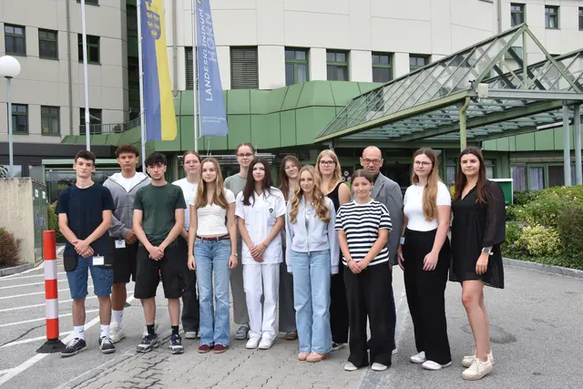 Vorne: Max Lehr, Leon Falk, Emilia Jordan, Marie Achleitner, Sophie-Marie Schuster, Emily Stefal, Ema Mandal, Michelle Lackner (Personalstelle LK Horn)
Dahinter: Noah Bareis, Iris Pfundstein, Iris Bauer, Katharina Menzel, Elisabeth Hengstberger, Franz Huber (Kaufmännischer Direktor LK Horn-Allentsteig) | Foto: LK Horn