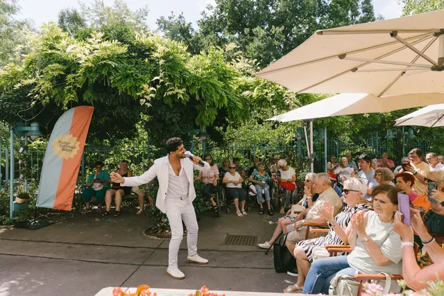 Zahlreiche Besucherinnen und Besucher genossen kürzlich das Gartenkonzert im Haus Gustav Klimt. Es fand im Rahmen des Kultursommers statt. | Foto: Häuser zum Leben