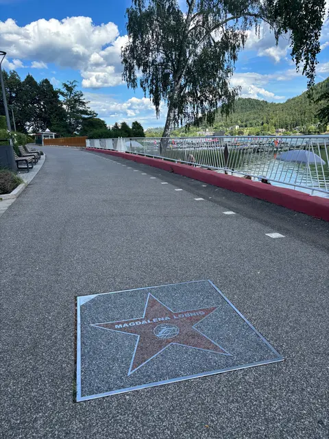 An der Norduferpromenade kann man Stars auf Schritt und Tritt begegnen: Am St. Kanzianer "Walk of Fame" wurden bekannten Persönlichkeiten, die einen engen Bezug zur Gemeinde habe, Sterne gewidmet. | Foto: MeinBezirk.at/Petra Lammer