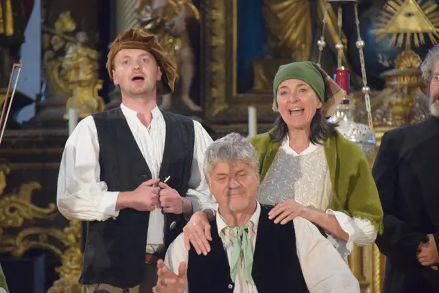 Reinhard Simbürger (Mitte) spielt den "alten" Gregor Lederwasch IV, Alex Feuchter (links) Gregor IV. jung und Gregor V., Sohn, Britta Wieland (rechts) Katharina Eggerin, Gattin.