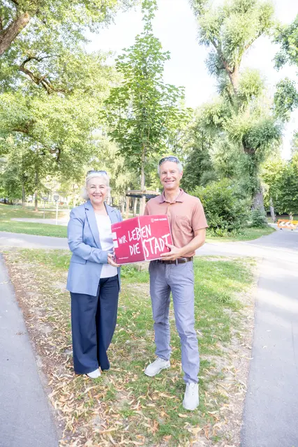 Seit 2022 wurden 928 neue Bäume gepflanzt – für mehr Schatten, ein besseres Stadtklima und lebenswerte öffentliche Räume. Im Bild: Sozialstadträtin Andrea Brandner, Amtsleiter der Stadtgärten Christian Stadler | Foto: Stadt Salzburg/Wildbild