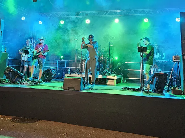 Mit einem stimmungsvollen und gut besuchten Konzert der St. Valentiner Rock-Cover-Band "What´s that" startete das diesjährige Valentiner Sommergfühl erfolgreich in den Kultursommer.  | Foto: Stadt St. Valentin