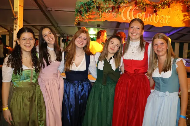 Fesche Dirndl: Als Dresscode nahm man sich fast durchwegs Dirndl und Lederhose. Die zahleiche Jugend putzte sich fürs Zeltfest heraus. | Foto: Agnes Etzer