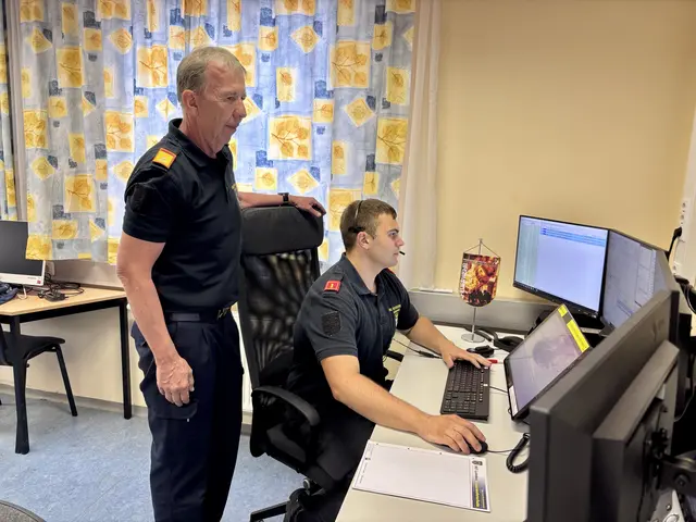 Alexander Thürr engagiert sich ehrenamtlich als Disponent und bei der Feuerwehr Immendorf. Alois Zaussinger legt besonderen Wert auf eine hochwertige Ausbildung der Disponenten. | Foto: Alexandra Goll