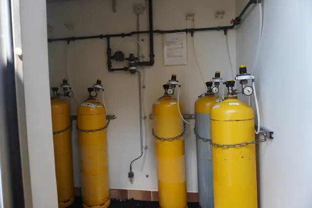 Das Chlor für die Becken wird als Gas zugeführt.  | Foto: AMG