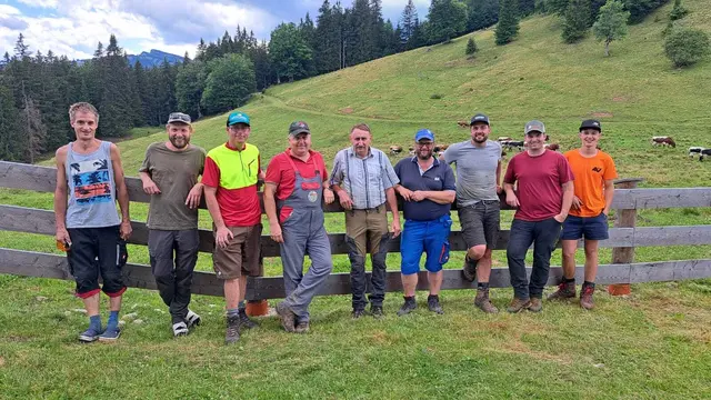 An die 60 Freiwillige beteiligten sich im Bezirk Bruck-Mürzzuschlag am Almputztag. | Foto: LK