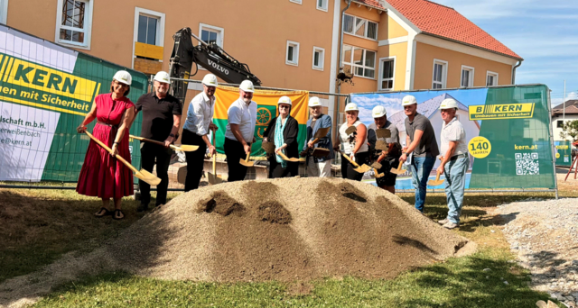 V.l.: Vizebürgermeisterin Katharina Jachs, Projektleiter Peter Müller, Christoph Kern, Bürgermeister Günter Lorenz, Schwester Angelika Garstenauer, Architekt Albert Böhm, Julia Wunderlich, Andreas Wunderlich, Christoph Schuster und Philipp Kern. | Foto: Marktgemeinde