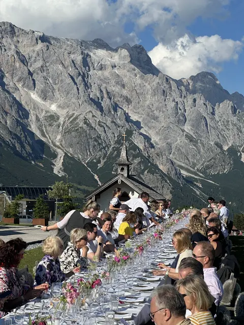 Die lange Tafel mit Blick Richtung Hochkönig. | Foto: Hochkönig Tourismus