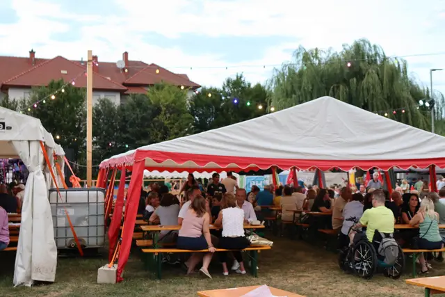     Das Festgelände war an beiden Tagen hervorragend besucht. | Foto: Alejandra Ortiz / MeinBezirk