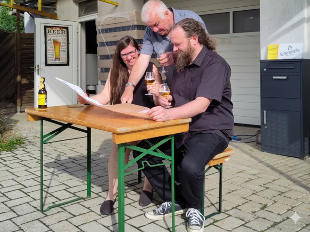 Barbara Döllinger und Martin Hupfer unterstützen seit der Corona-Pandemie Braumeister Peter Döllinger im Familienbetrieb. | Foto: Brauerei Kobersdorf