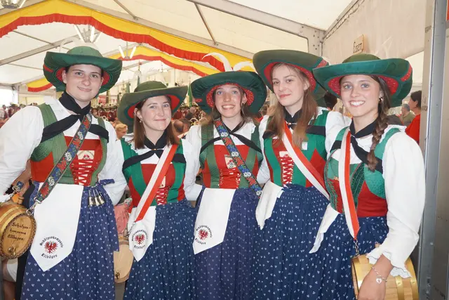 Im Dauereinsatz waren auch Melanie Blasisker (SK Ellbögen), Sophie Seidner (MK Ellbögen), Carina Miller (SK Ellbögen), Johanna Knoflach und Paula Gschirr (beide MK Ellbögen) | Foto: Kainz