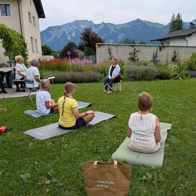 Yogatrainerin Katrin Braito schenkte den Teilnehmerinnen und Teilnehmern eine Stunde voller Achtsamkeit, Bewegung und Entspannung. | Foto: FWZ Außerfern