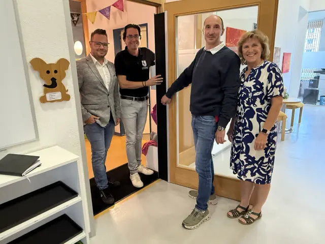 Marcel Zarre, StR Alexander Gamper, Peter Jammernegg und Kindergarten-Leiterin Monika Schönsgibl (v. li.) präsentieren die neue Klemmschutzvorrichtung bei den Türen im Kindergarten. | Foto: Obermoser