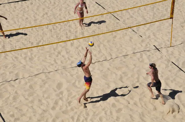 Hier erfährst Du alles, was man über Beachvolleyball wissen sollte. | Foto: unsplash / Odd Fellow