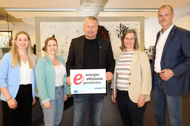 Die Stadt Krems nimmt am bundesweiten e5-Programm teil. Im Bild: Projektmanagerin Karoline Nagl (Klimabüro Krems), KEM-Managerin und Klimabüro-Leiterin Stefanie Widhalm, Bürgermeister Peter Molnar, e5-Betreuerin Eva Otepka (Energie- und Umweltagentur NÖ) sowie Baudirektor Reinhard M. Weitzer. | Foto: Stadt Krems