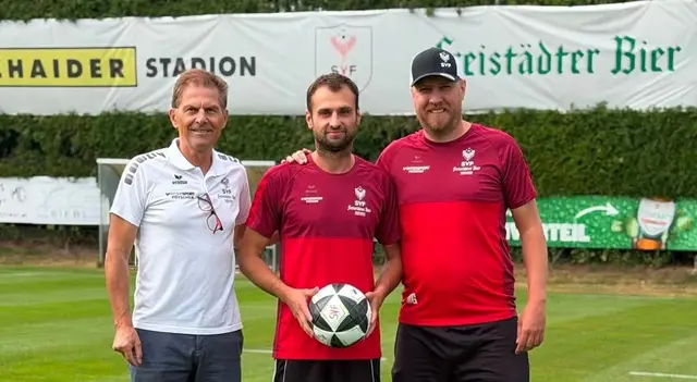Thomas Hölzl (Bildmitte) ist nach vier Saisonen bei der Union Lasberg, mit der er zuletzt den Meistertitel in der 1. Klasse Nordost feiern durfte, wieder zu seinem Stammverein SV Freistadt zurückgekehrt. Dort will "Hitzi" seine Karriere ausklingen lassen. Empfangen wurde er bei seiner Rückkehr von Obmann Wolfgang Freudenthaler (l.) und Mario Gratzl (Sportlicher Leiter, r.) | Foto: SV Freistadt