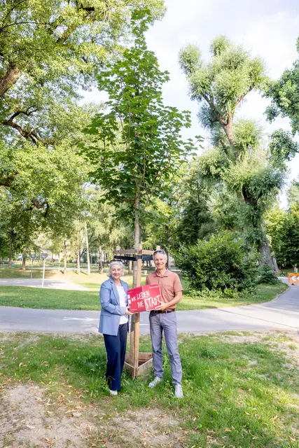 Seit 2022 wurden 928 neue Bäume gepflanzt – für mehr Schatten, ein besseres Stadtklima und lebenswerte öffentliche Räume. Im Bild: Sozialstadträtin Andrea Brandner, Amtsleiter der Stadtgärten Christian Stadler | Foto: Stadt Salzburg/Wildbild