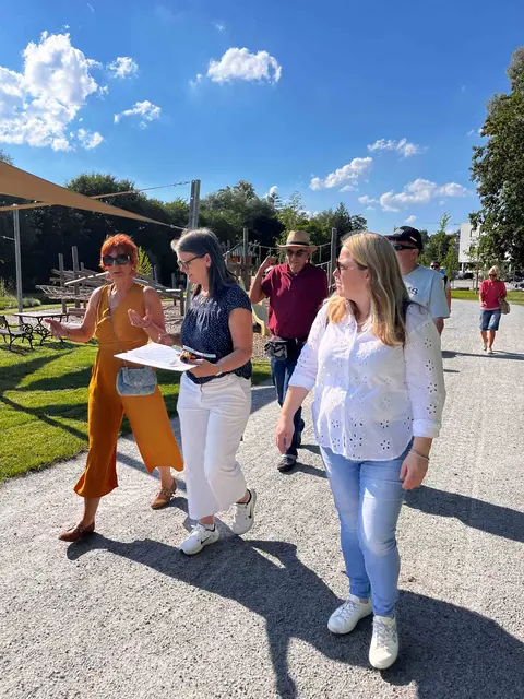 Schärdings Umweltstadträtin Bianca Scharnböck (r.) bei dem Rundgang.  | Foto: Klimabündnis OÖ