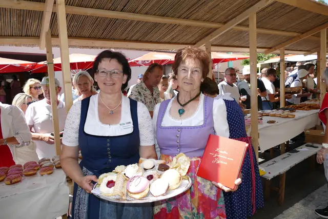 Brigitte Notter und Erna Schwengerer, die den Krapfenkirtag gründete | Foto: Foto: Putz