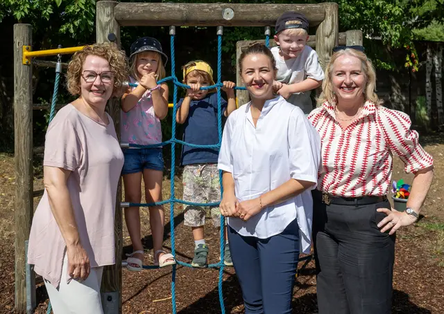 Familien-Landesrätin Christiane Teschl-Hofmeister den Kindergarten in Kaltenleutgeben und machte sich ein Bild über den Baufortschritt. | Foto: NLK/Filzwieser