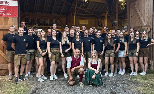 Die Landjugend rund um Obmann Manuel Schenk und Leiterin Marie Fuchsbichler (vorne) | Foto: LJ