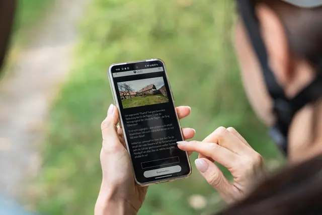 Auf der Escape-Trail-App zur Penzensteinrunde in Neustift folgt man einem Hinweis mit Hausbild und Text zum nächsten Schritt. | Foto: Tourismusverband Donau Oberösterreich/infilmity