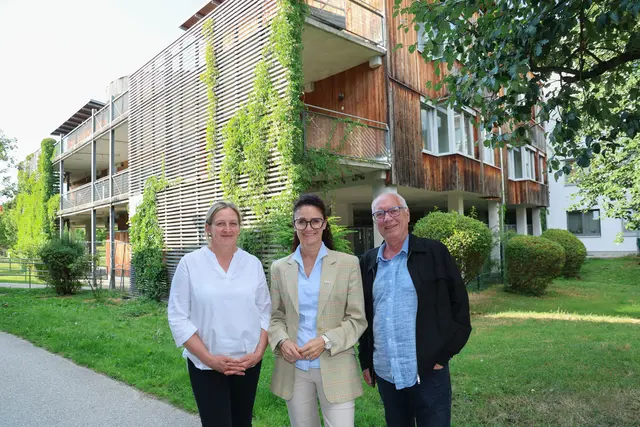 Einrichtungsleitung Marion Kreidenhuber, Caritas-Direktorin Andrea Schmid und Christian Reisinger vom Bewohnerservice Bolaring stellten den Nachbarinnen und Nachbarn das Haus Lukas vor. | Foto: Caritas Salzburg