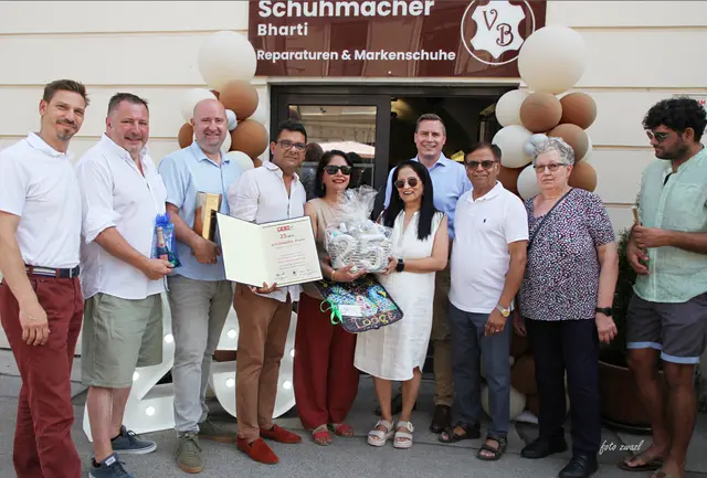 v.l. Markus Schön, Stefan Gabritsch, WKNÖ-Außenstellenobmann Markus Fuchs, Bürgermeister Christoph Kaufmann (2.Reihe), Geschäftsinhaber Vijay Bharti mit Gattin und Familie | Foto: Heinz Zwazl