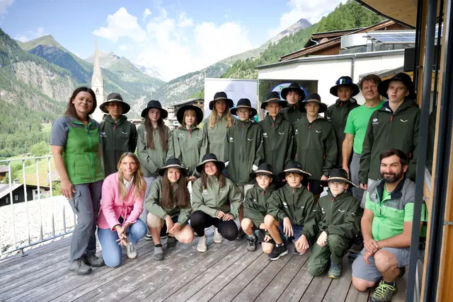 Auftaktveranstaltung der Kärntnermilch-Junior-Ranger im Haus der Steinböcke: Gemeinsam mit Rangerin Karoline Winkler und Ranger Christian Steiner, die das Projekt begleiten, sowie Johann Keuschnig vom Nationalpark Hohe Tauern und Verena Köck von der Kärntnermilch fiel der Startschuss für das gemeinsame Projekt. | Foto: NPHT/Justina Heinz