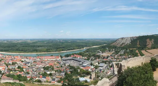 Landschaft mit Donau und Braunsberg