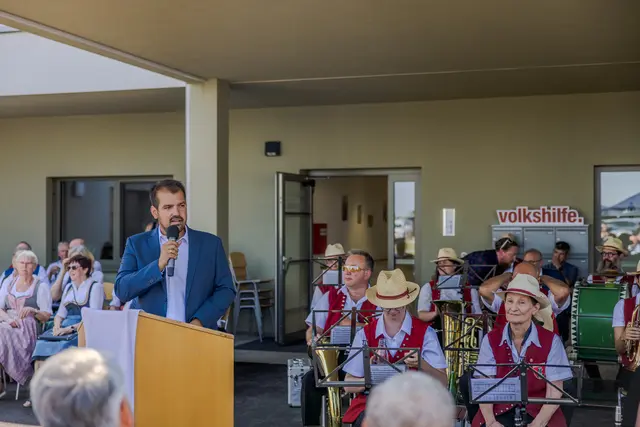 Bürgermeister Kilian Brandstätter bei seiner Rede vor dem neuen Pflegestützpunkt.  | Foto: Gemeinde Gols