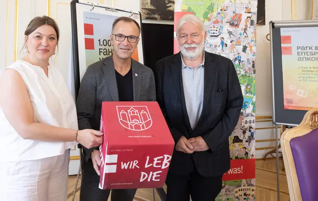 Stellten die Zwischenbilanz zur Sommerregelung vor. Im Bild: v.l.: Stadträtin Anna Schiester, Bürgermeister Bernhard Auinger und Franz Schober von der MA5/03 (Stadtplanung und Verkehr) | Foto: Stadt Salzburg/Wildbild
