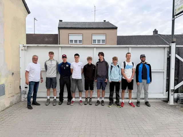 Bauhofleiter Paul Six mit Florian Stanosch, Niklas Reiff, Jonas Bauer, Josef-Alexander Leitner, Vinzenz Thalhammer, Joel Peloschek, Michael Batoha und Haris Barucija.
 | Foto: Stadtgemeinde Laa